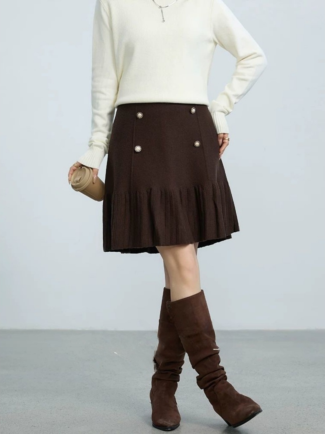Women Fashion Over The Years - تنورة قصيرة بخصر مرتفع وتصميم مطوي