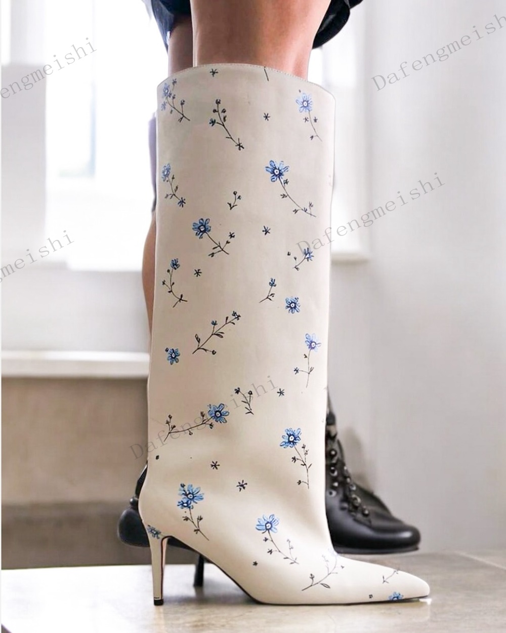 أحذية طويلة بيضاء مزينة بالزهو - مراجعة Women'S Fashion Knee High Boots وسعره